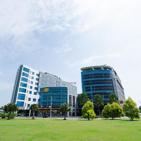 The Crew Hotel Medan Exterior foto